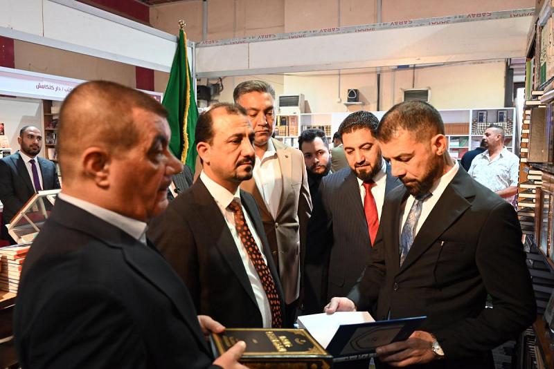 وفدٌ من ديوان الوقف السنّي يزورُ جناح العتبة العبّاسية في معرض بغداد الدوليّ للكتاب