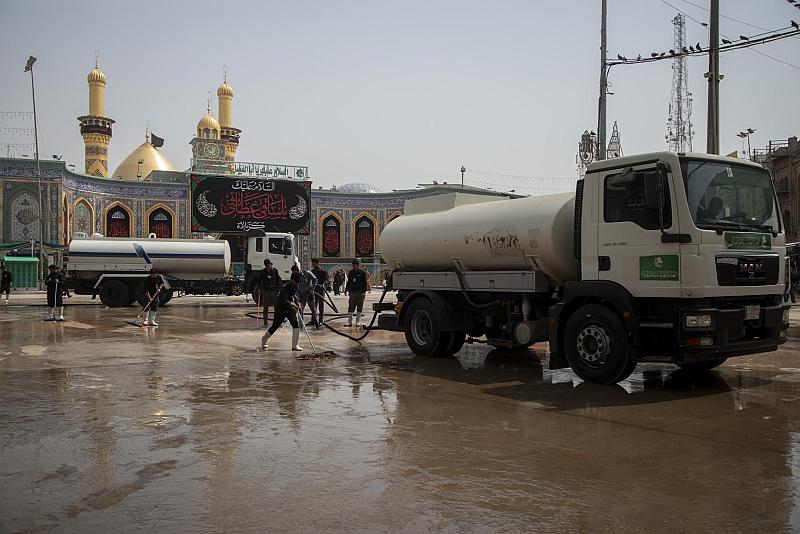 قسم الشؤون الخدمية ينهي أعمال غسل وتنظيف باب قبلة مرقد أبي الفضل العباس (عليه السلام)