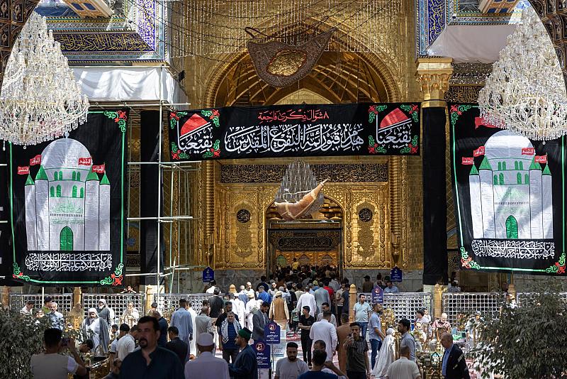 ملامح الحزن تخيم على أرجاء العتبة العباسية بذكرى فاجعة هدم قبور أئمة البقيع