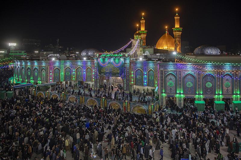 جموع الزائرين تحيي ليلة الجمعة عند مرقد أبي الفضل العباس (عليه السلام)