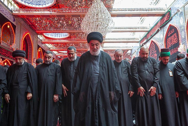 السيد الصافي يؤمّ المصلين في صحن أبي الفضل العباس (عليه السلام)