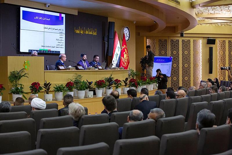 باحثان في الآثار يدرسان عناصر تصميم الفراغ الداخلي وأساليب العرض المتحفي