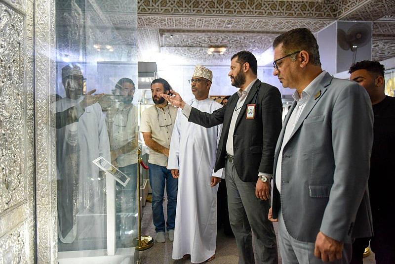 وفد من أساتذة الخط العربي يطلع على معروضات متحف الكفيل ويشيد بمقتنياته