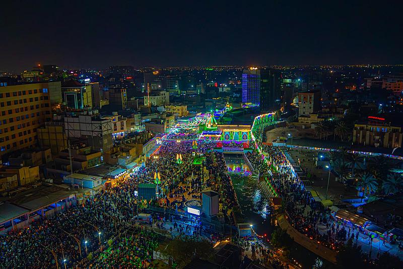 بالصور.. أجواء ليلة النصف من شعبان عند مقام الإمام المهدي (عجّل الله فرجه)