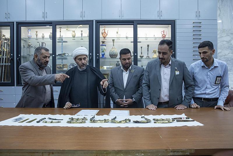 متحف الكفيل يسلّم الوجبة الأخيرة من القطع المتحفية الخاصّة بالعتبة الكاظمية المقدسة