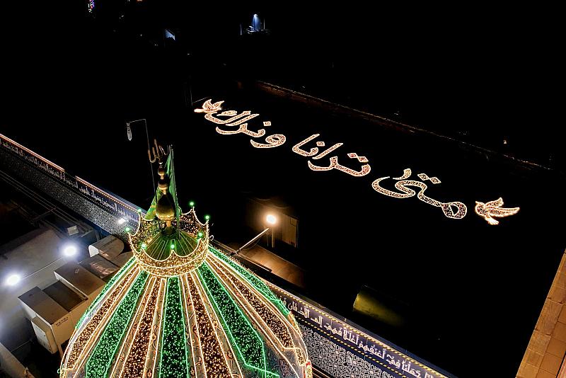 (متى ترانا ونراك).. نشرة ضوئية تزيّن مقام الإمام المهدي (عجّل الله فَرَجه)