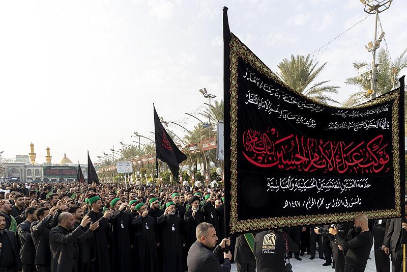 خدمة العتبتين المقدستين يُحيون ذكرى وفاة السيدة أم البنين (عليها السلام) عَبرَ موكب عزاء موحّد