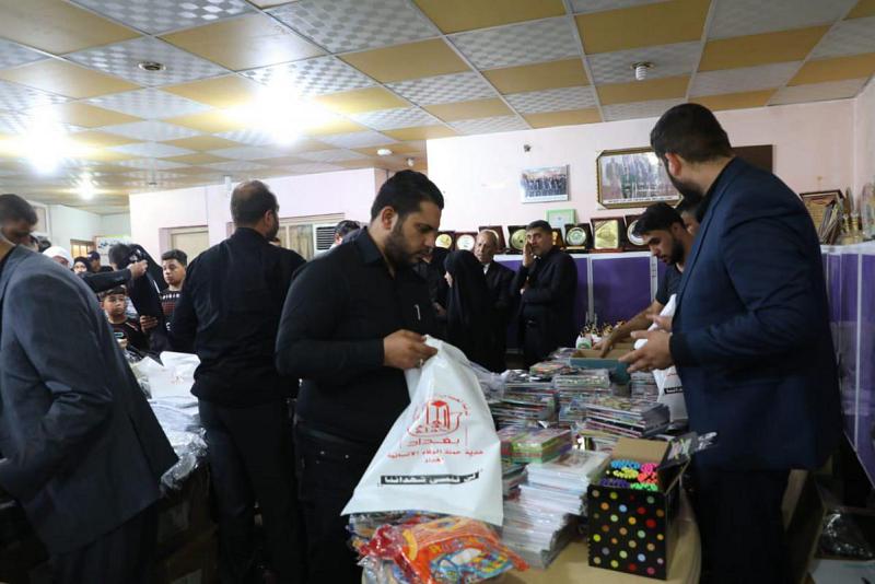 ضمن حملة الوفاء الإنسانيّة: أربعةُ أطنانٍ من المساعدات المدرسيّة لأبناء الشهداء والمتعفّفين في محافظة المثنى