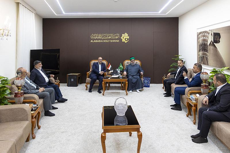 الأمين العام للعتبة العباسية المقدسة يكرّم عميد كلية القانون في جامعة كربلاء