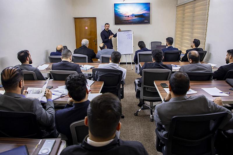 أكاديمية التطوير الإداري تنظم محاضرة تخصصية في الاقتصاد الإداري لطلبتها