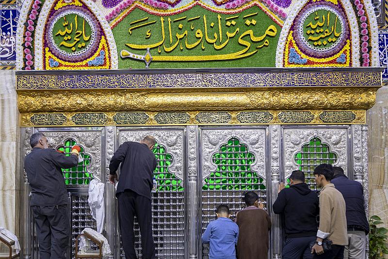 قسم صناعة الشبابيك يباشر أعمال إدامة شباك مقام الإمام المهدي (عجّل الله فرجه)