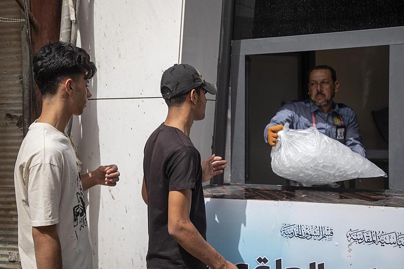قسم الشؤون الخدمية: نوفر المياه المبردة والثلج البلوري على مدار الساعة للزائرين