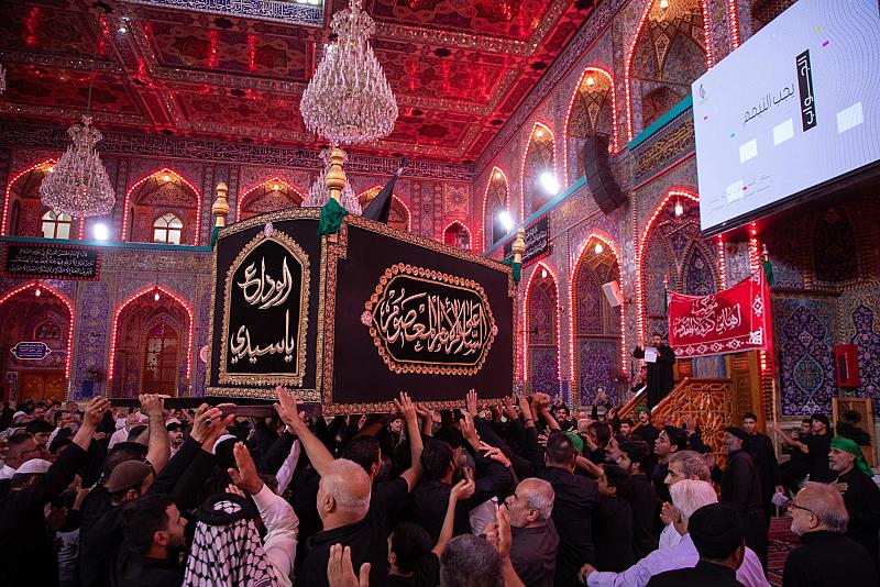 أهالي كربلاء يشيعون النعش الرمزي للإمام الحسن العسكري (عليه السلام) عند العتبتين المقدستين