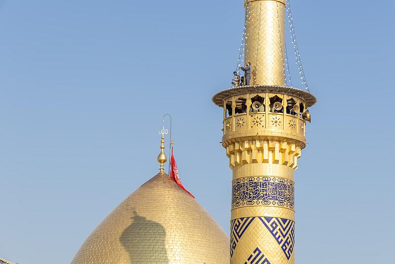 لإحياء ذكرى الولادات الشعبانية.. قسم الصيانة يشرع بتعليق نشرات الزينة فوق منارتي مرقد أبي الفضل العباس (عليه السلام)