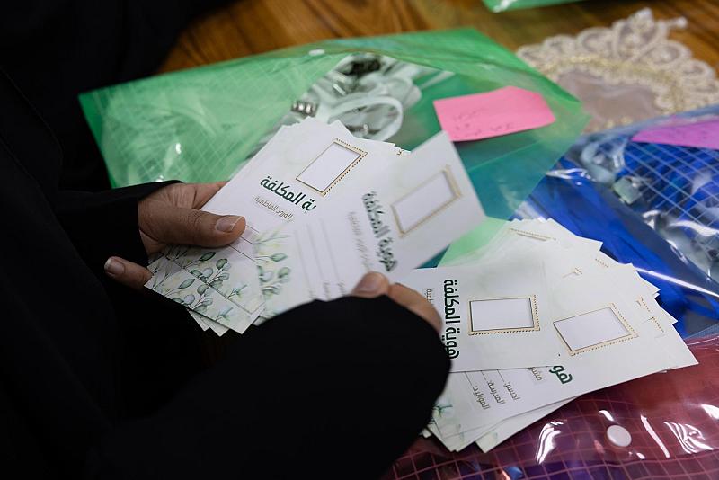 شعبة الخطابة النسوية تهيّئ البطاقات التعريفية للطالبات المشاركات في حفل التكليف الشرعيّ