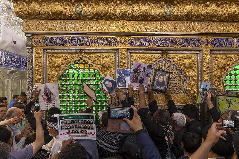 ذوو شهداء مدرسة ميناب الإيرانية يتشرفون بزيارة مرقد أبي الفضل العباس (عليه السلام)