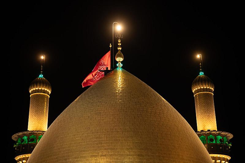 استبدال راية قبة مرقد أبي الفضل العباس (عليه السلام) مع انتهاء موسم الأحزان