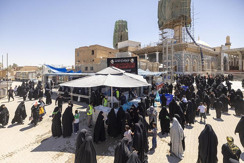 العتبة العباسية المقدسة تواصل تقديم خدماتها للزائرين بذكرى شهادة الإمام الحسن العسكري (عليه السلام) في سامراء