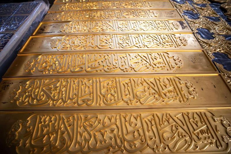 الانتهاءُ من أعمال الطلاء بالذهب والمينا للقطع المعدنيّة لشبّاك مرقد السيّدة زينب (عليها السلام)