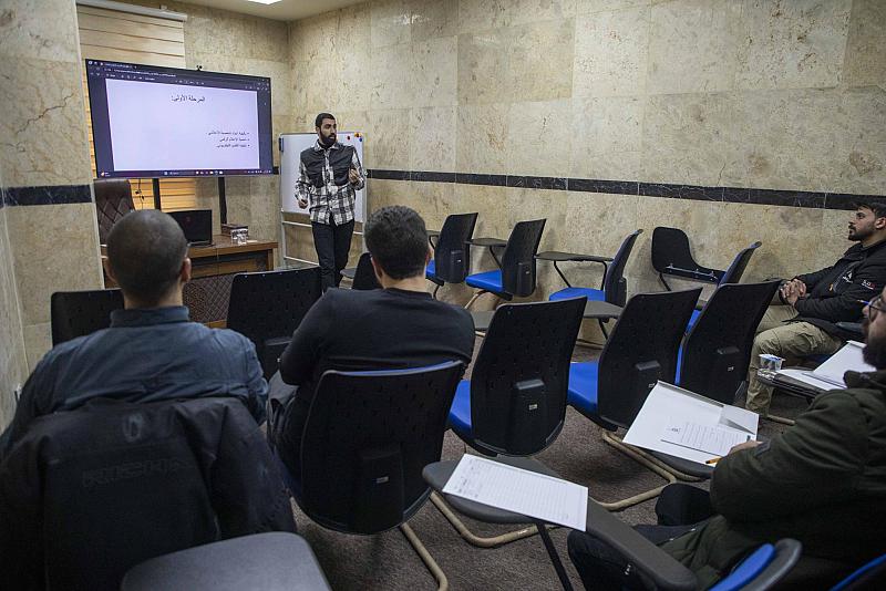 لملاكاته.. قسم الإعلام ينظّم دورة تدريبية لتطوير مهارات التقديم التلفزيوني