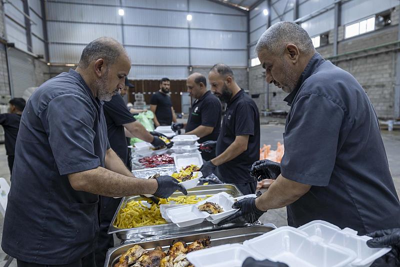 مجمّع أبي الفضل العباس (عليه السلام) يقدّم خدماته للزائرين المتوجهين إلى النجف بذكرى شهادة النبي (صلى الله عليه وآله)