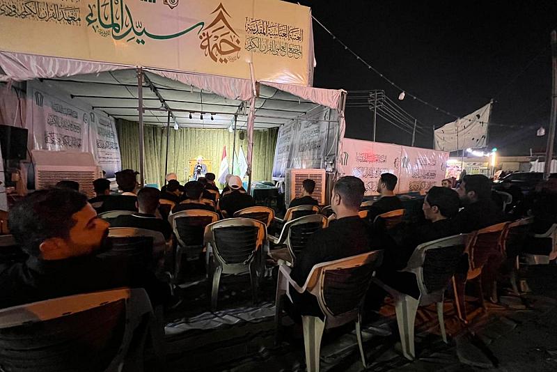 تفاعل طلبة الحوزة العلمية مع خيمة سيد الماء على طريق زائري الأربعين