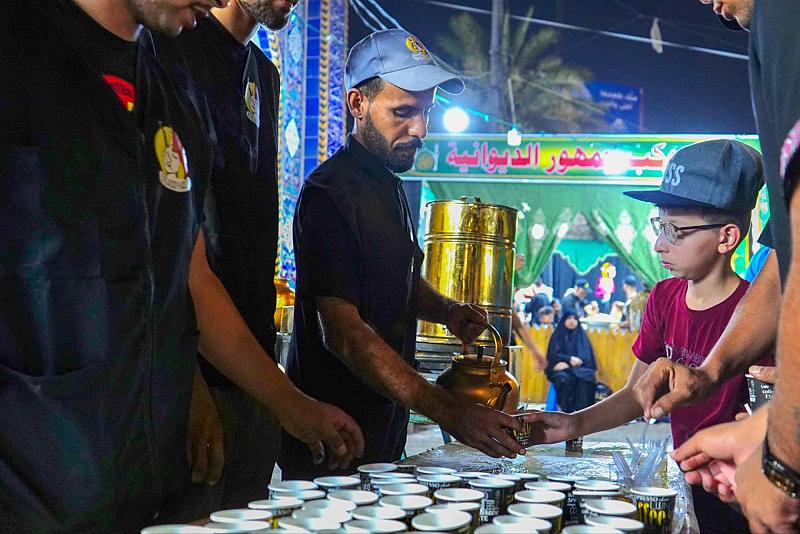 موكب فرقة العباس (عليه السلام) يقدم خدمات متعددة لزائري الأربعين داخل مدينة كربلاء