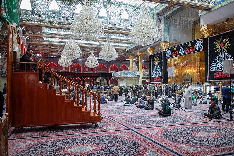 الزائرون يؤدون مراسم قراءة دعاء الندبة عند مرقد أبي الفضل العباس (عليه السلام)