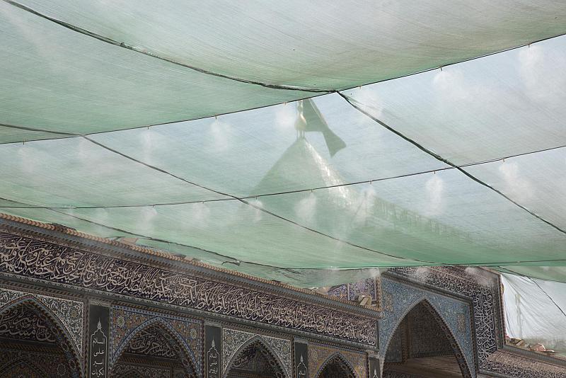 تغطية أكثر من 1500 متر مربع من الشوارع المحيطة بمقام الإمام المهدي (عجّل الله فرجه) بقماش الساران