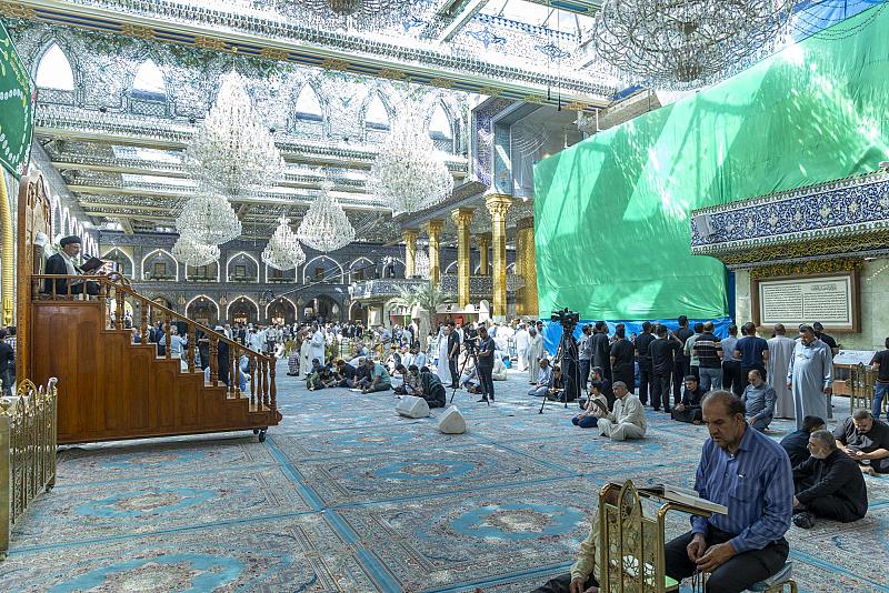 الزائرون يؤدون مراسم قراءة دعاء الندبة في صحن مرقد أبي الفضل العباس (عليه السلام)