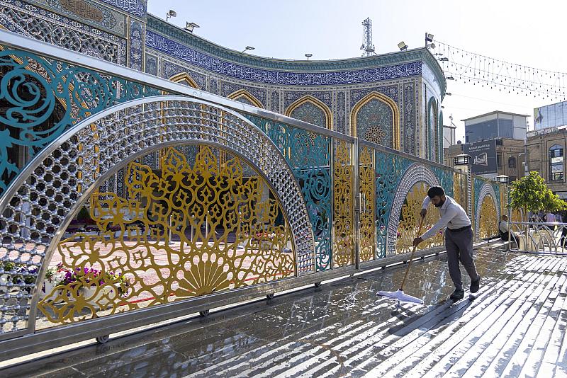 في ليلة الجمعة.. قسم الشؤون الخدمية ينفذ حملة لغسل محيط العتبة العباسية المقدسة وتنظيفه