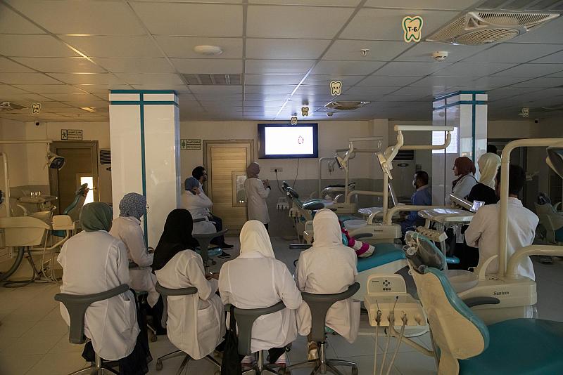 كلية طب الأسنان في جامعة العميد تكمل استعداداتها لاستقبال العام الدراسي الجديد