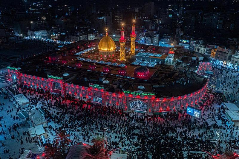 الزائرون يحيون ليلة الجمعة عند مرقد أبي الفضل العباس (عليه السلام)