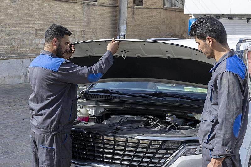 العتبة العباسية المقدسة: فرق الصيانة رافقت القافلة الإغاثية الثانية إلى إيران لتجاوز الأعطال الفنية