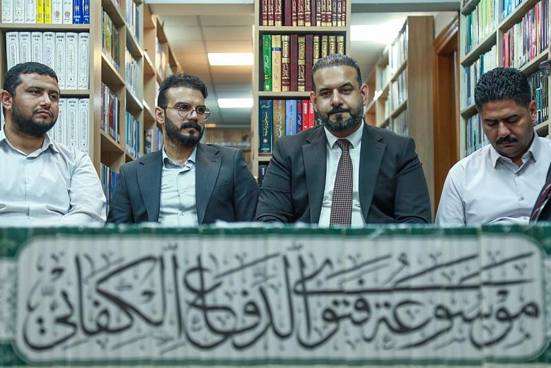 مؤسّسة الوافي تُهدي مكتبةَ مسجد الكوفة نسخةً من موسوعة فتوى الدفاع الكفائي