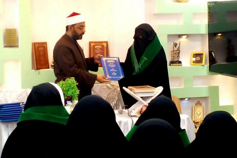 تدريسيّاتٌ من معهد القرآن الكريم النسويّ يحصلنَ على الإجازة الدوليّة في إقراء وقراءة القرآن الكريم