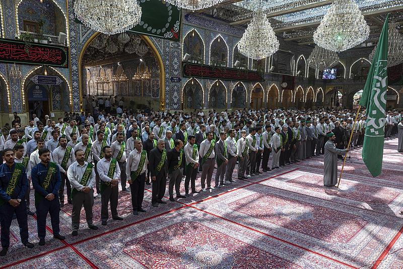 خدمة العتبة العباسية المقدسة يؤدون مراسم الممارسة الولائية في الصحن الشريف