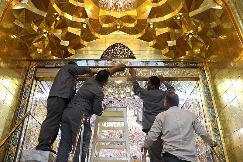 قسم صناعة الشبابيك ينهي أعمال تثبيت باب قبلة حرم مرقد أبي الفضل العباس (عليه السلام)