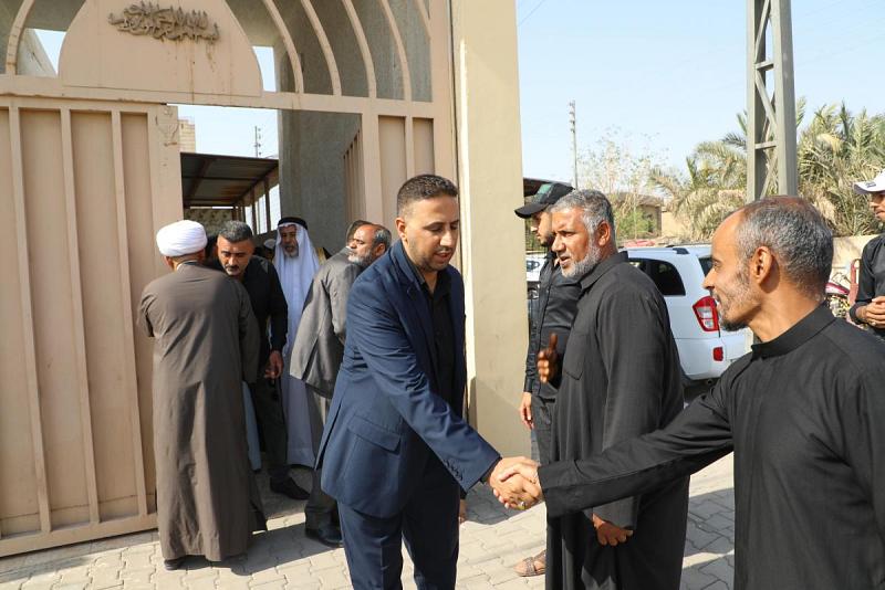 وفدٌ من العتبة العباسية يُقدم التعازي لذوي متطوع توفي في زيارة الأربعين
