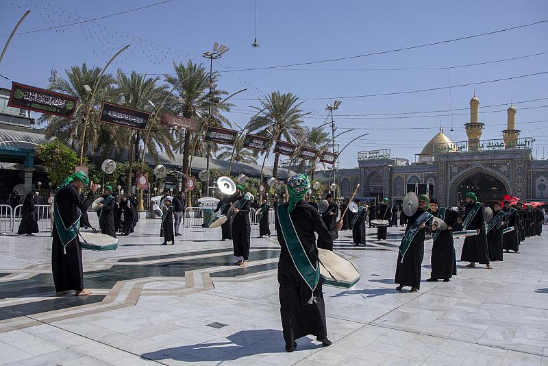 عند العتبتين المقدستين.. مواكب العزاء الكربلائية تحيي ذكرى شهادة الإمام العسكري (عليه السلام)