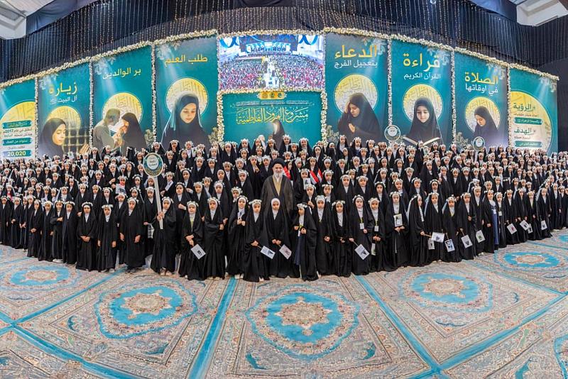 سماحة السيد الصافي يلتقط صورة جماعية مع التلميذات المكلفات ضمن فعاليات حفل التكليف الشرعي