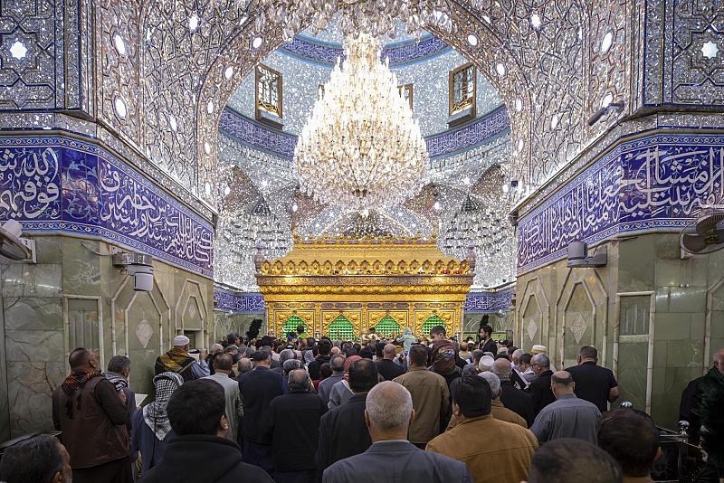 بالصور..الزائرون يحيون ليلة الجمعة عند مرقد أبي الفضل العباس (عليه السلام)