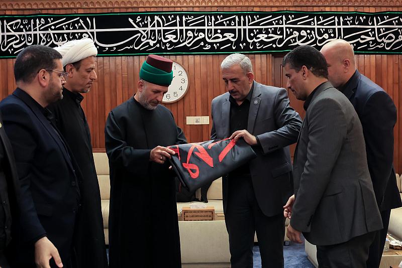 العتبة العباسية تقدم راية الإمام الحسن (عليه السلام) إلى العتبتين العسكرية والكاظمية