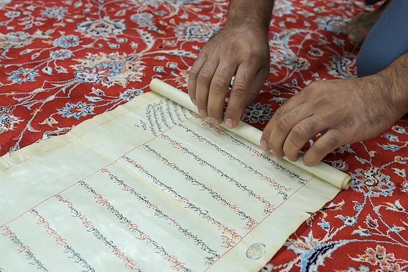 قسم الشؤون الفكرية يباشر بترميم وثيقة تاريخية تعود لإحدى العائلات الكربلائية