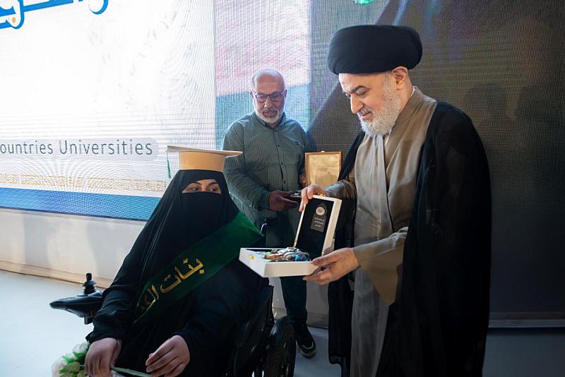 سماحة السيد الصافي يكرّم الطالبة زهراء حيدر من ذوي الهمم ضمن فعاليات حفل تخرج بنات الكفيل التاسع