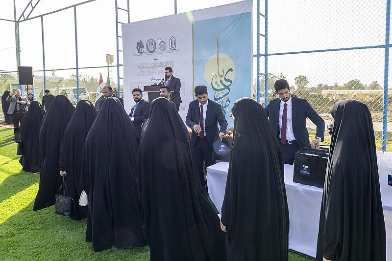 العتبة العباسية المقدسة تكرّم أكثر من 350 طالبة مرتدية للعباءة العراقية في الجامعة التقنية الجنوبية بذي قار