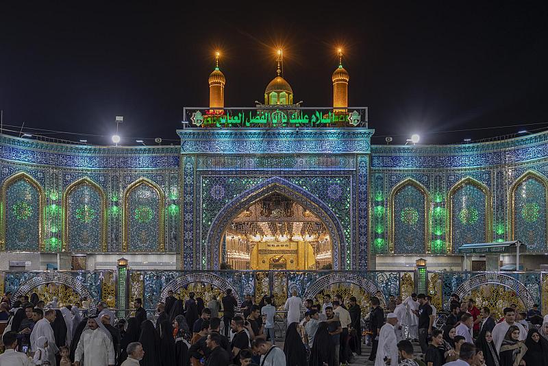 الزائرون يحيون ليلة الجمعة الأولى من شهر ذي الحجة عند مرقد أبي الفضل العباس (عليه السلام)