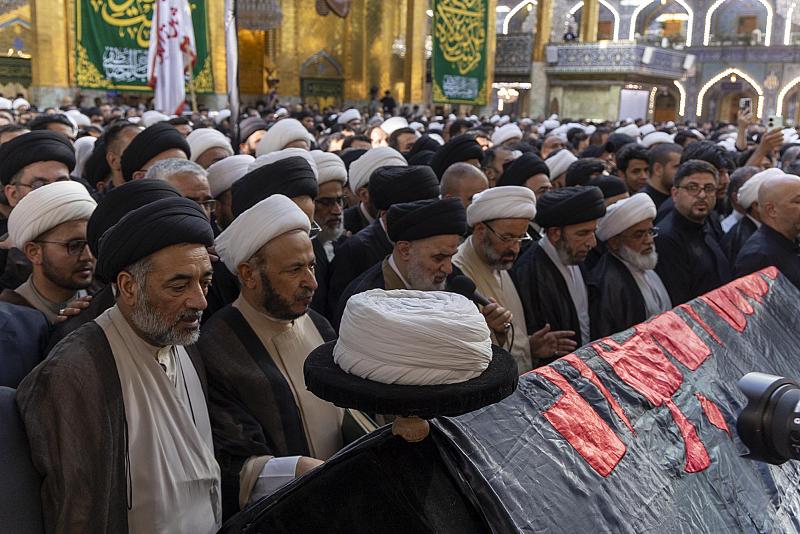 سماحة السيد الصافي يؤدي صلاة الجنازة على جثمان المرجع الديني الشيخ محمد إسحاق الفياض