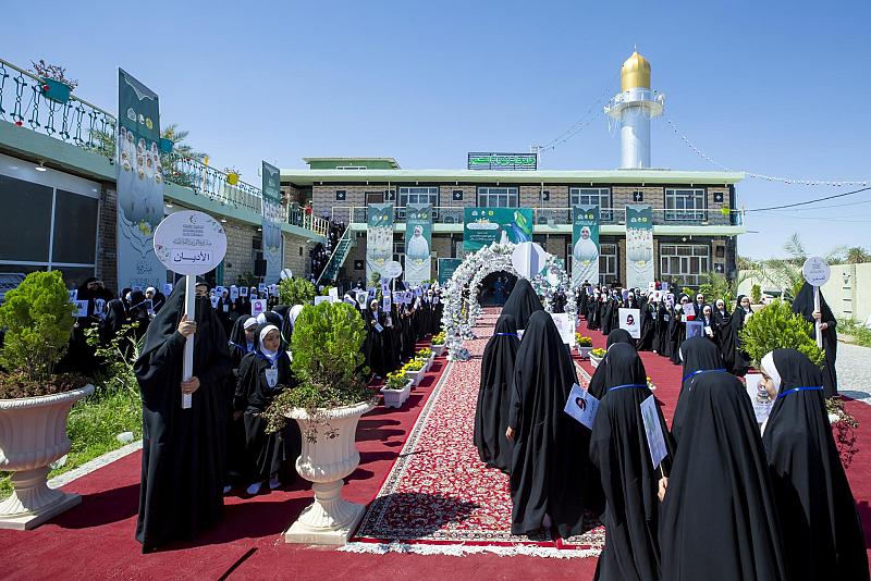 مئات الطالبات يصلن إلى مكان إقامة حفل التكليف الشرعي المركزي في عين التمر
