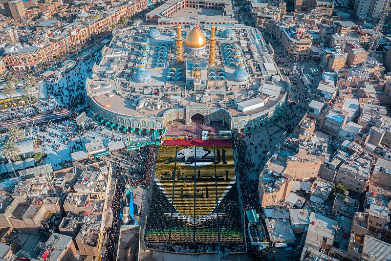 رسمة (إنا أعطيناك الكوثر) تزين حفل التخرج المركزي لطالبات الجامعات العراقية العاشر